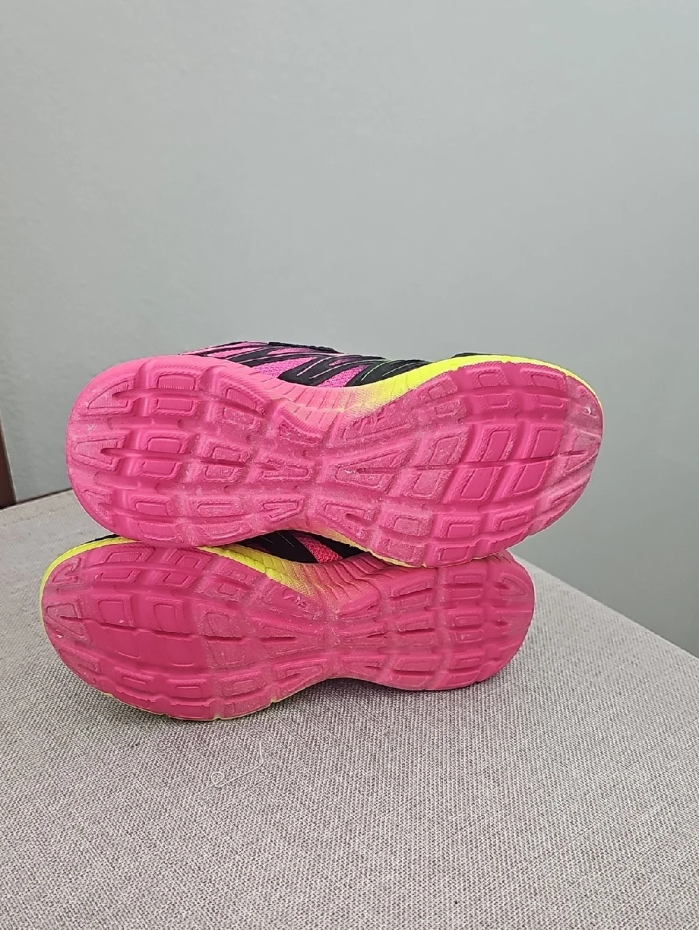Fila Fanton 8 Strap Girls Shoes. Size 11.   (616)